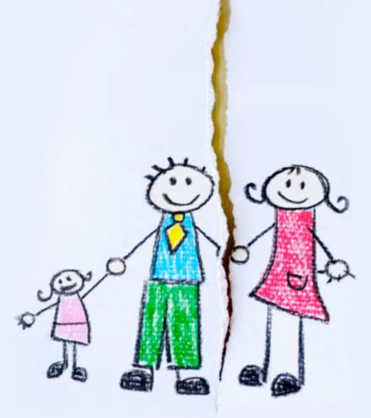 Desenho infantil de uma família rasgado ao meio